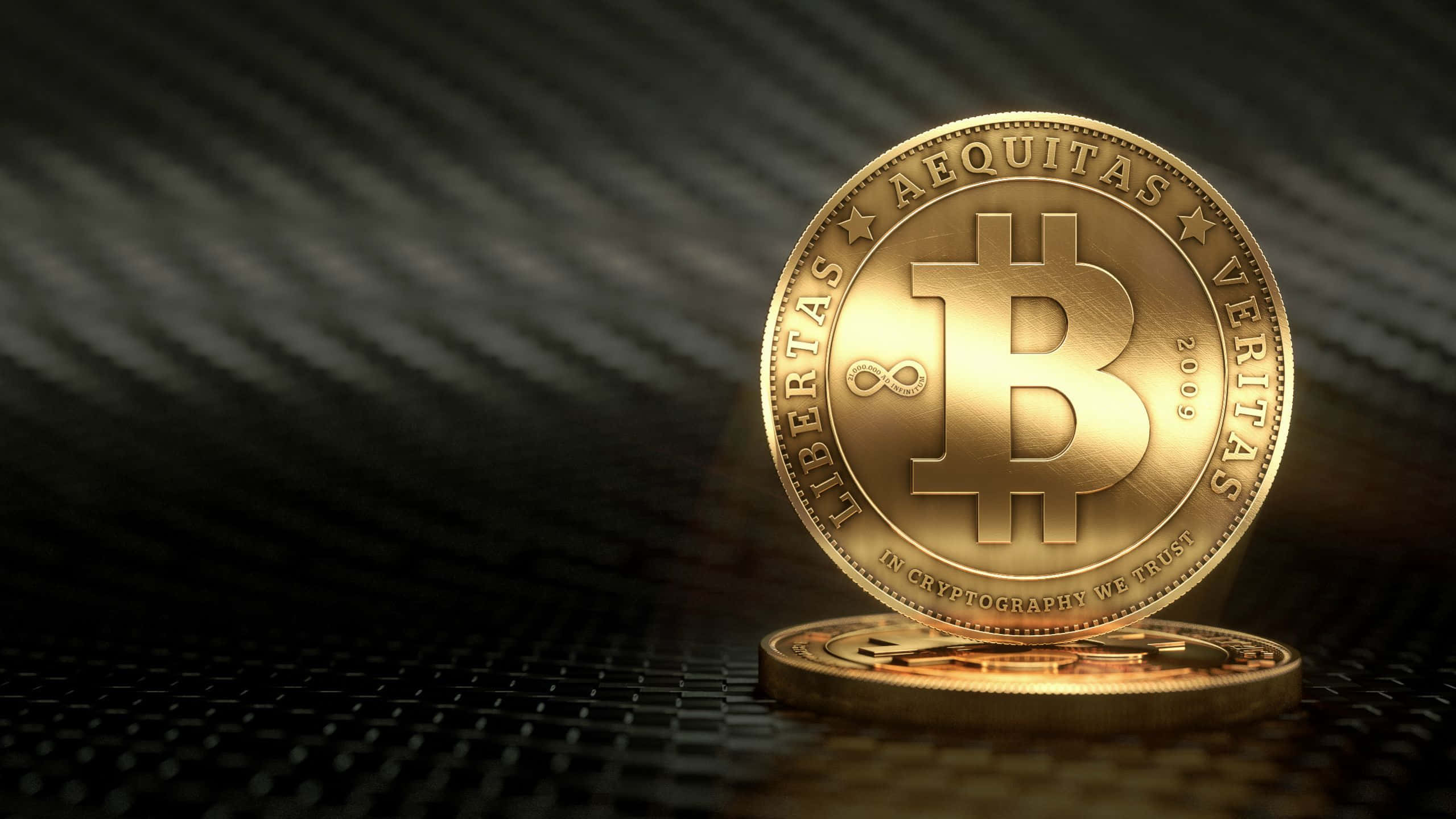 4K Bitcoin 桌布 壁紙 — 一枚閃閃發光的金色比特幣硬幣直立於深色紋理表面上，戲劇性的燈光突顯其雕刻細節。