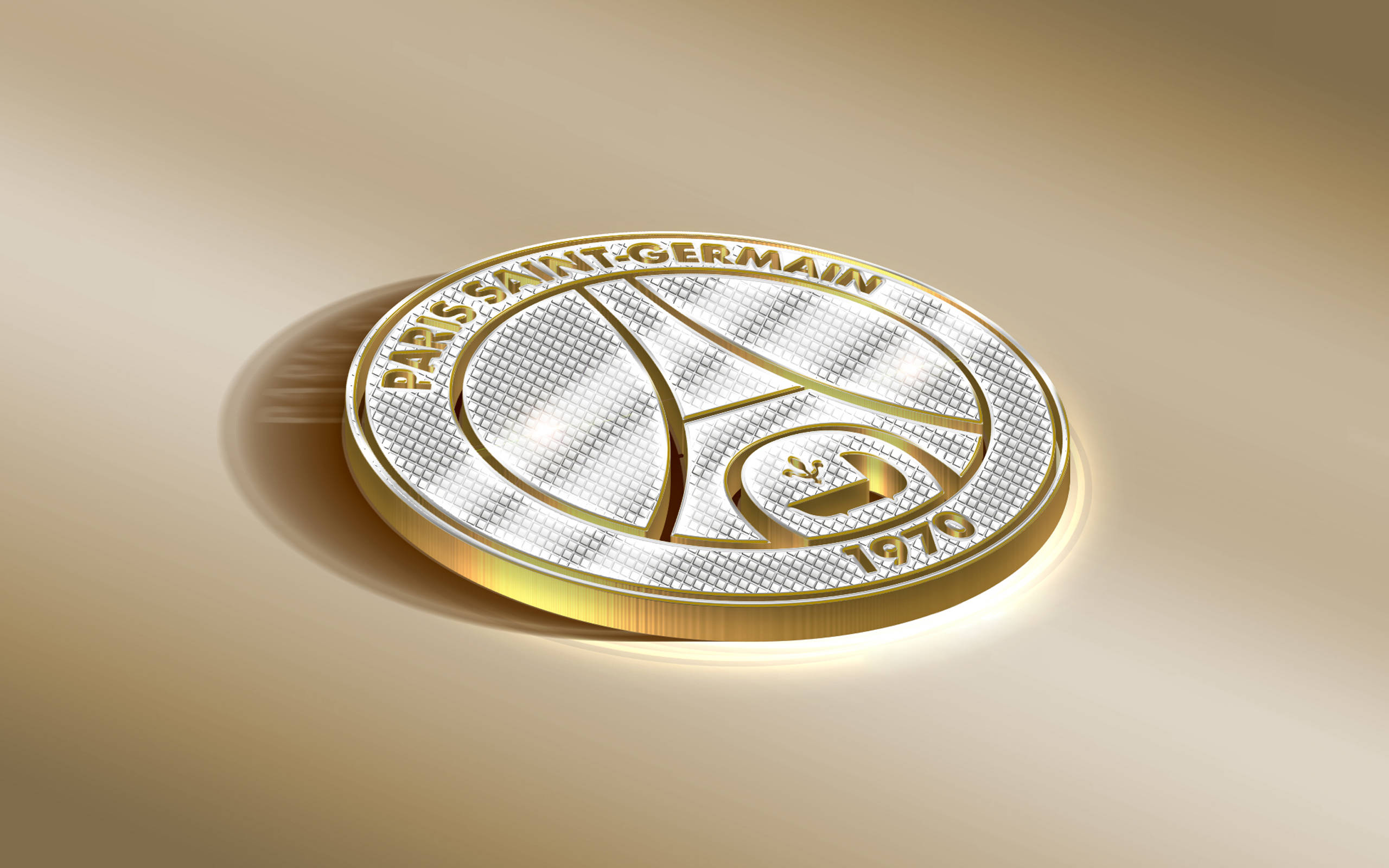 巴黎聖日耳曼 桌布 壁紙 — 一枚閃閃發光的金銀色巴黎聖日耳曼硬幣，帶有紋理表面和1970字樣，放置在柔和的金色漸變背景上。