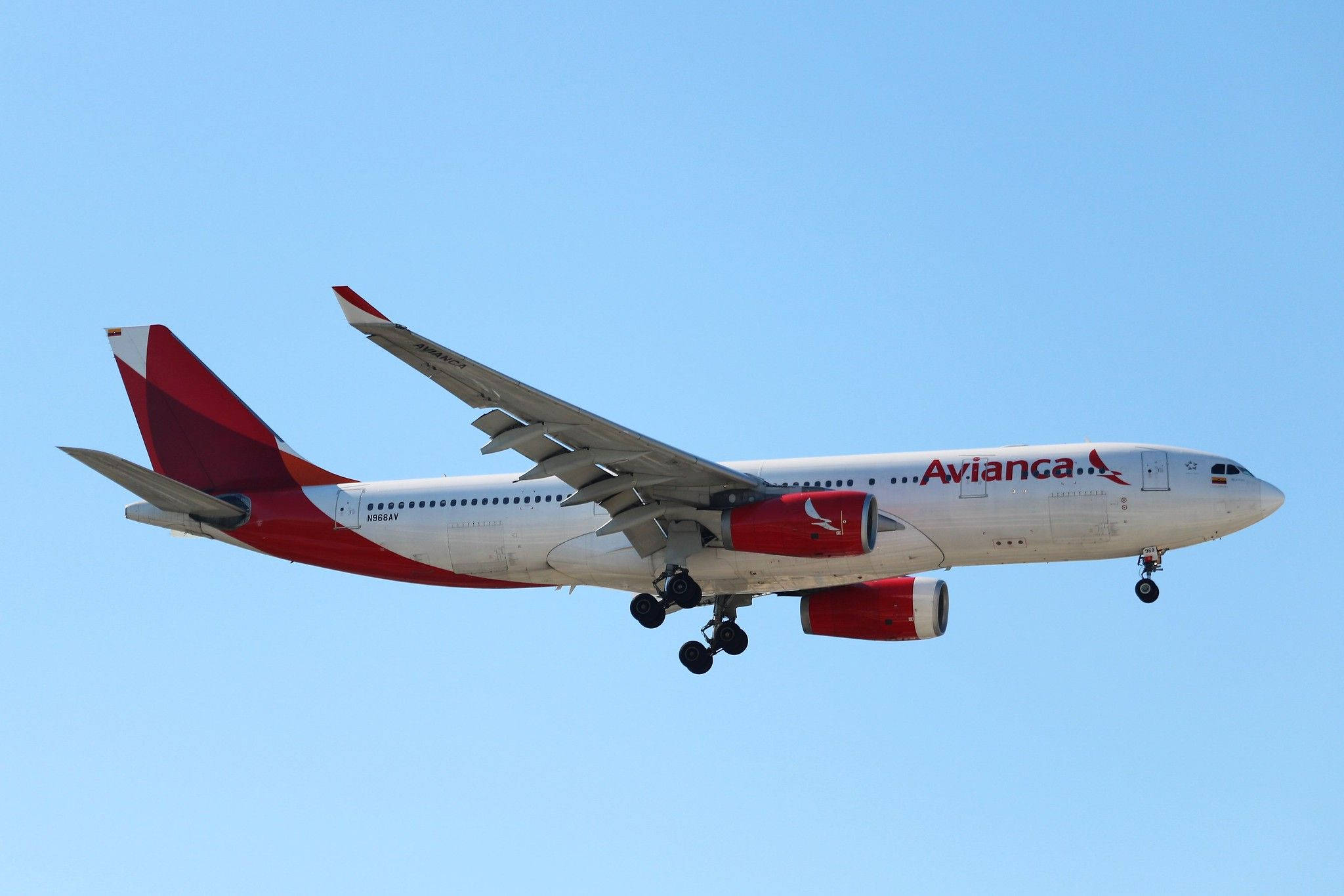 Plane 桌布 壁紙 — 一架 Avianca 空中巴士 A330 以紅白塗裝，在晴朗藍天下放下起落架下降。