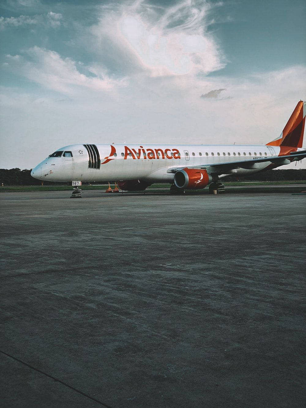 Plane 桌布 壁紙 — 一架 Avianca 飛機在陰天、柔和環境光下停放在停機坪上。