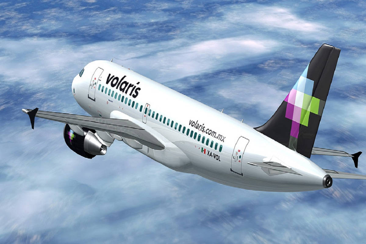 transportation 桌布 壁紙 — 一架 Volaris 飛機在明亮的藍天中翱翔，下方有蓬鬆的白雲。