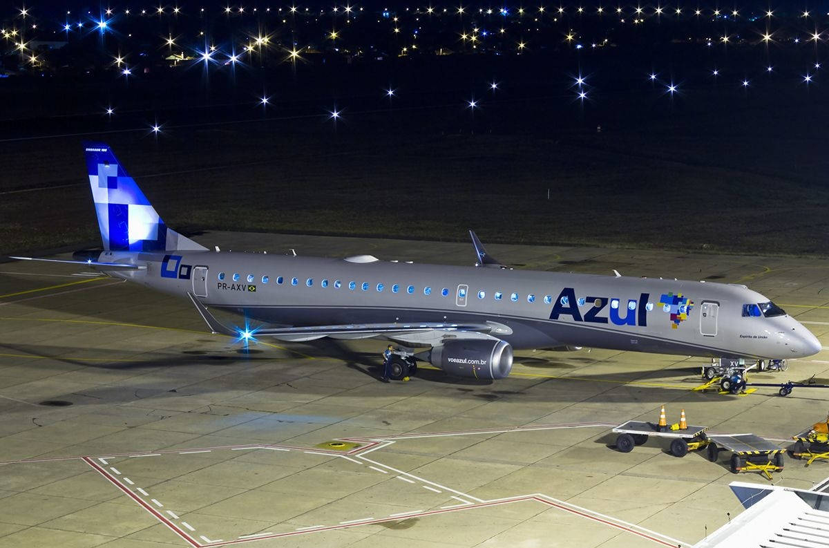 夜空 桌布 壁紙 — 一架Azul Airlines噴射機在星空背景下的停機坪上，在夜燈下閃閃發光。