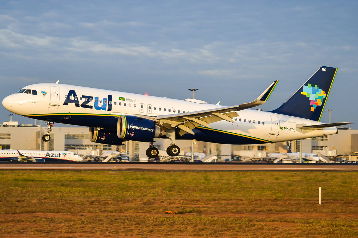 飛機 桌布 壁紙 — 一架Azul Airlines的空中巴士A320在柔和的藍天下，放下起落架從跑道起飛。