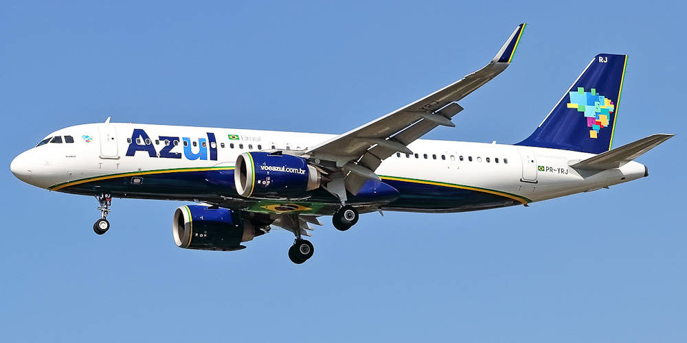 巴西 桌布 壁紙 — 一架Azul Airlines空中巴士A320以鮮豔的藍白塗裝，在晴朗的藍天中翱翔，起落架已放下。
