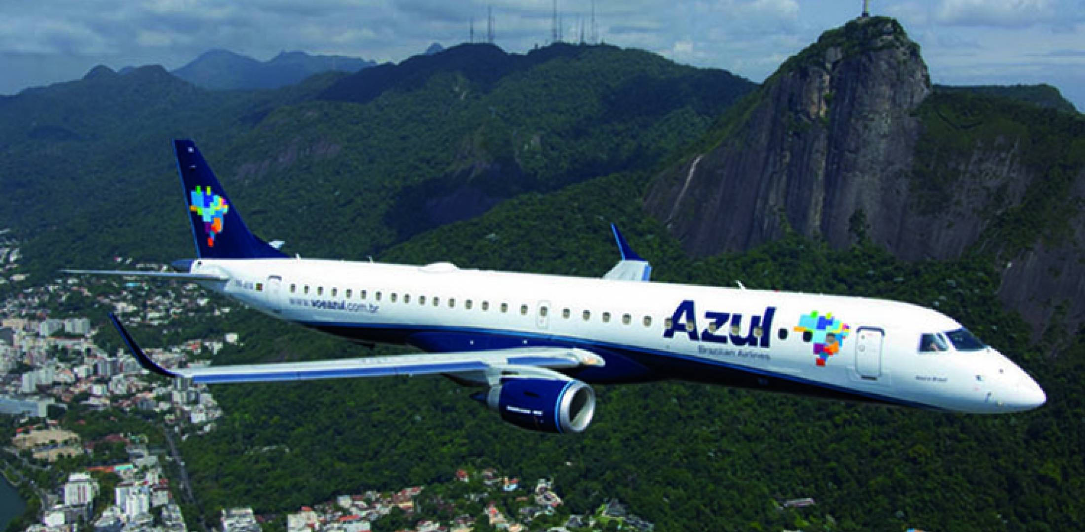 巴西 桌布 壁紙 — 一架Azul巴西航空公司的飛機翱翔於里約熱內盧上空，山上的基督像清晰可見。