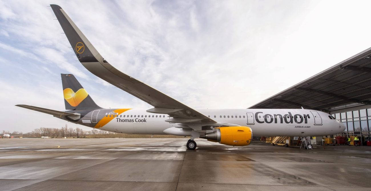 Airport 桌布 壁紙 — 一架Condor Thomas Cook空中巴士A330停泊在機場閘口，天空多雲，停機坪濕滑。