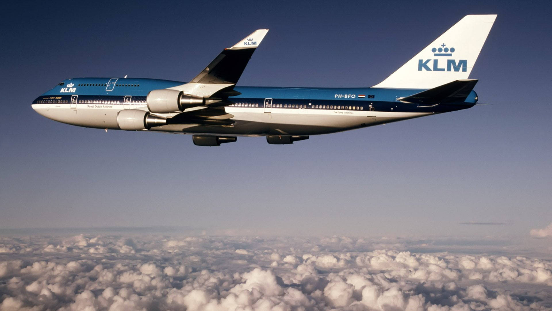 KLM飛機在晴朗藍天的雲層上方飛行