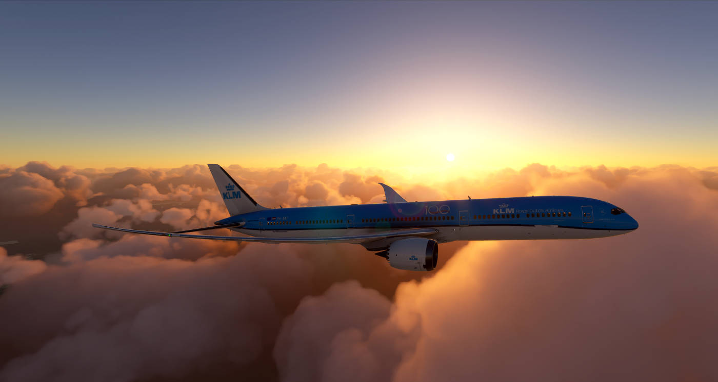 飛機 桌布 壁紙 — 一架KLM飛機在日落時分翱翔於金色雲層之上，背後是溫暖發光的天空。
