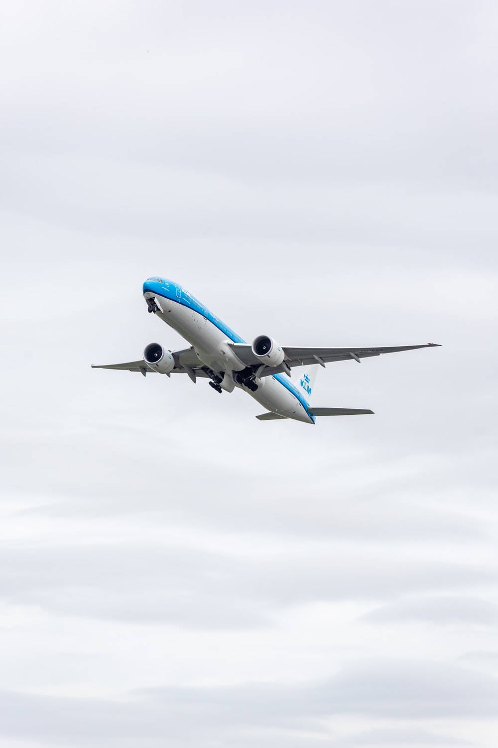 雲朵 桌布 壁紙 — 一架KLM飛機穿過多雲的天空爬升，起落架仍然放下。