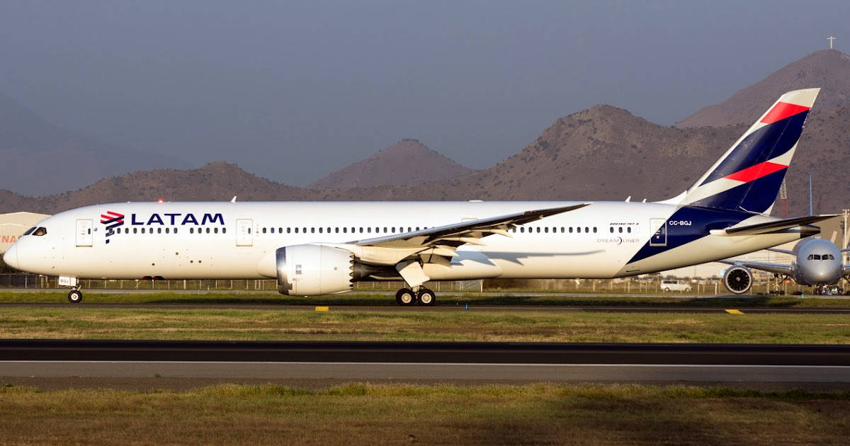 Airport 桌布 壁紙 — 一架LATAM航空的波音787夢幻客機在跑道上滑行，背景是朦朧的乾旱山脈。
