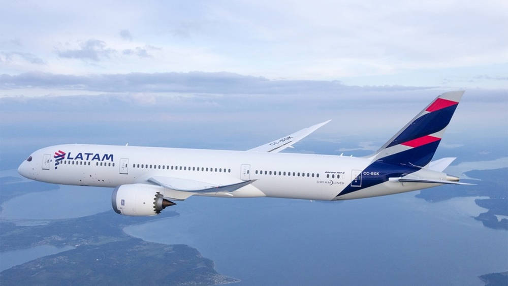 飛機 桌布 壁紙 — 一架LATAM航空的波音787夢幻客機在部分多雲的天空下優雅地翱翔於沿海景觀之上。
