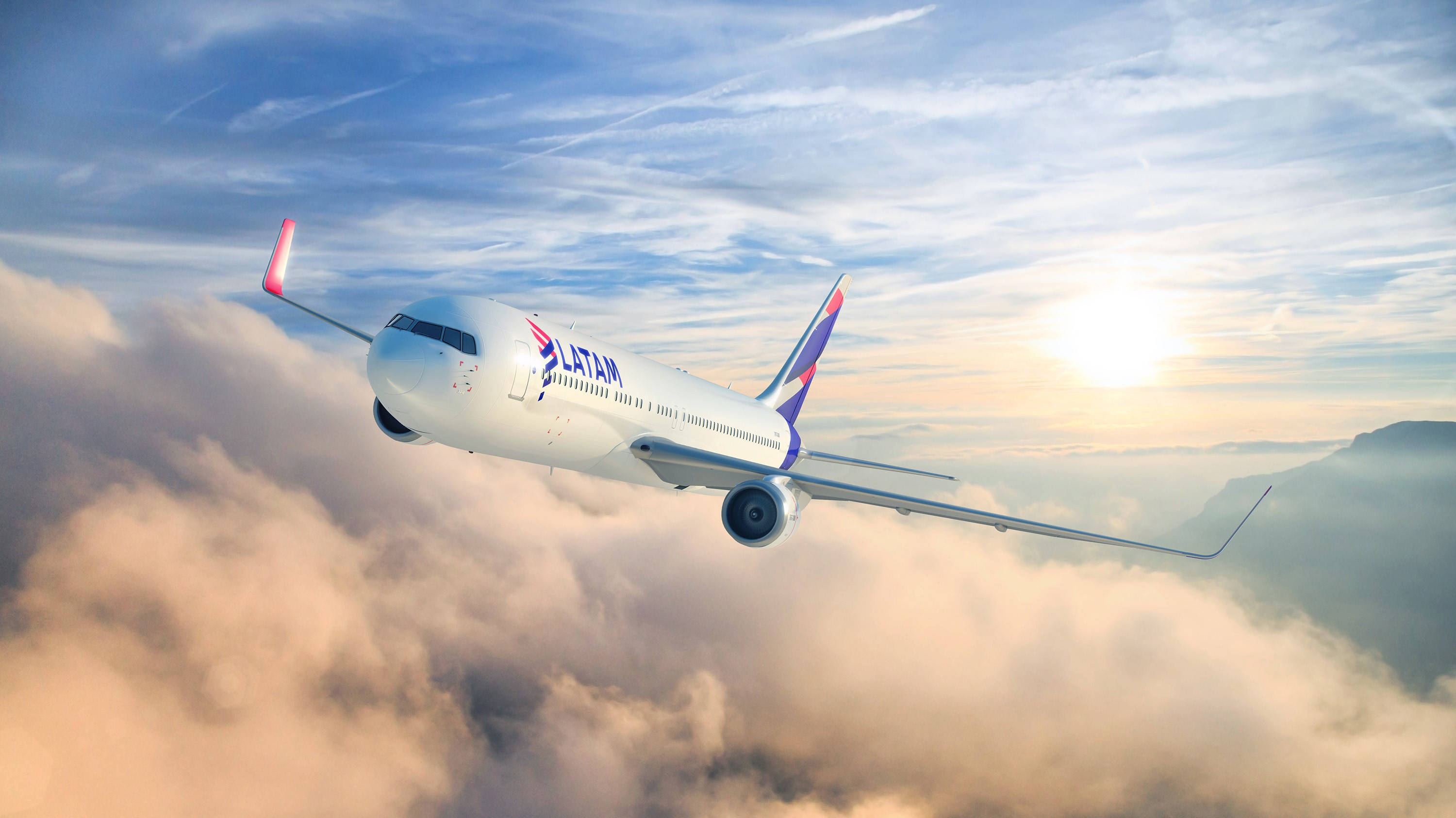 flying 桌布 壁紙 — 一架LATAM飛機優雅地翱翔在蓬鬆雲層之上，陽光在清澈的藍天中燦爛照耀。