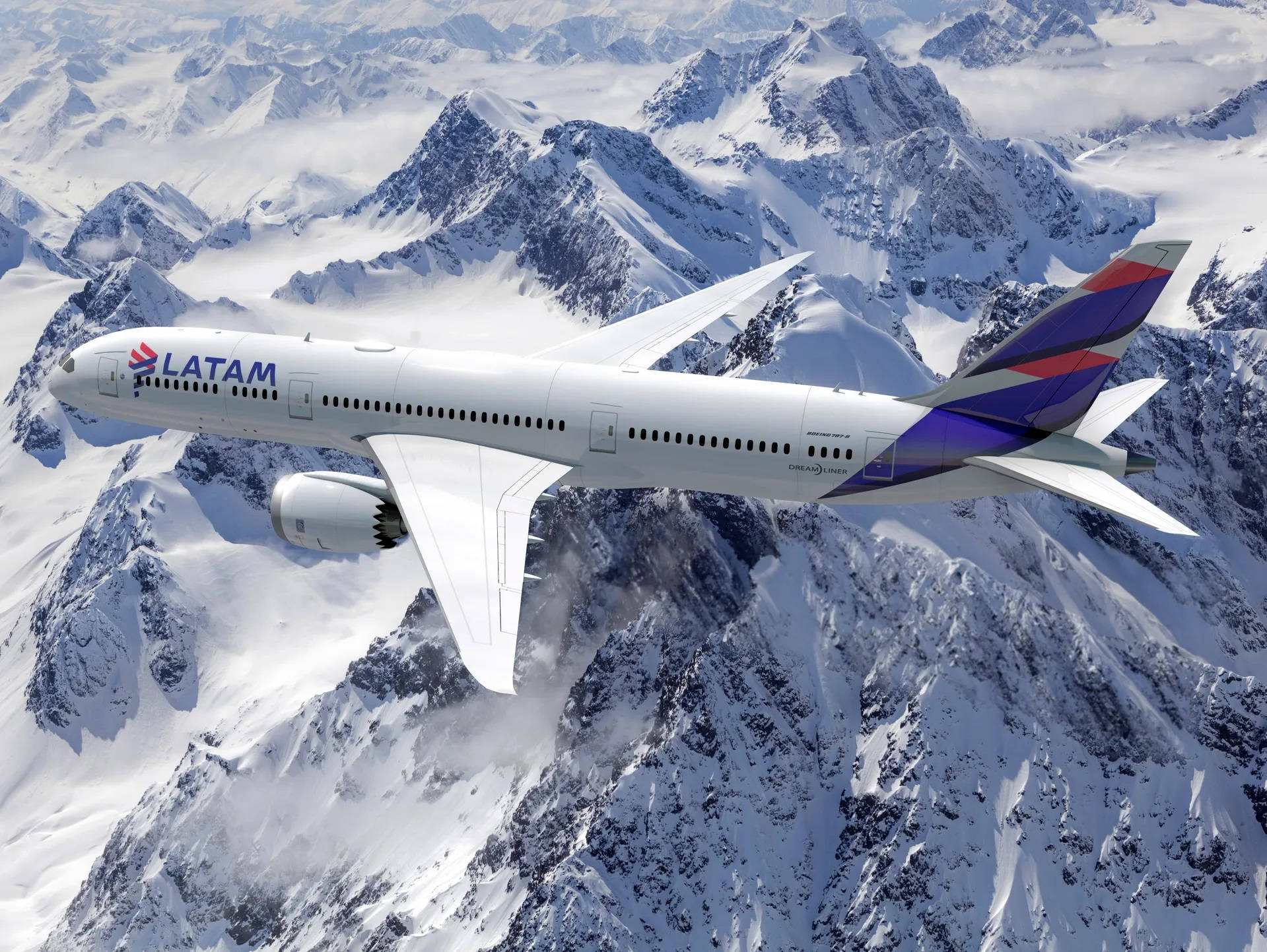 Plane 桌布 壁紙 — 一架LATAM飛機在晴朗的天空下，優雅地翱翔於壯麗的雪山山脈之上。