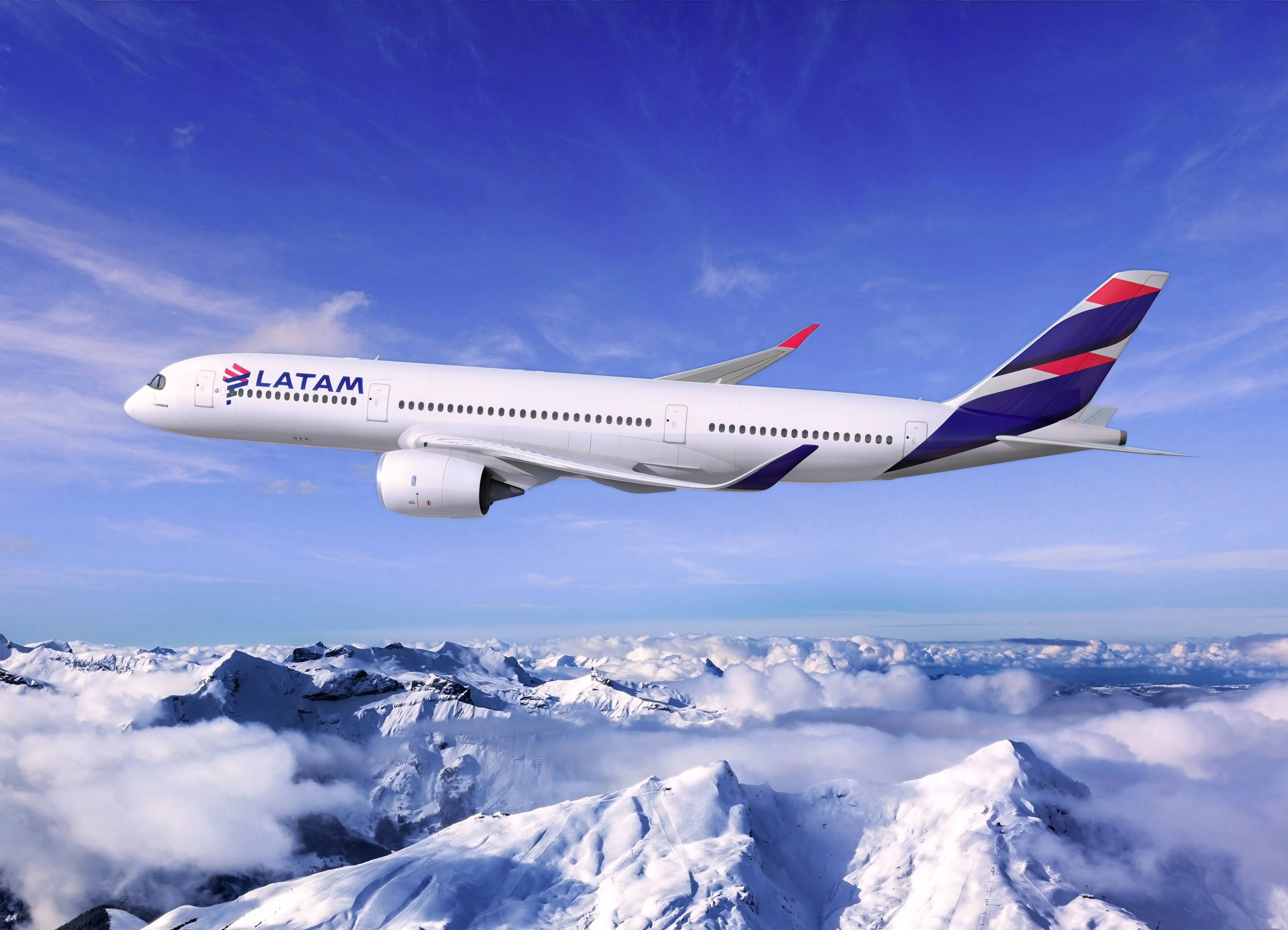 Plane 桌布 壁紙 — 一架LATAM飛機在晴朗藍天下翱翔於積雪山脈和雲層之上。