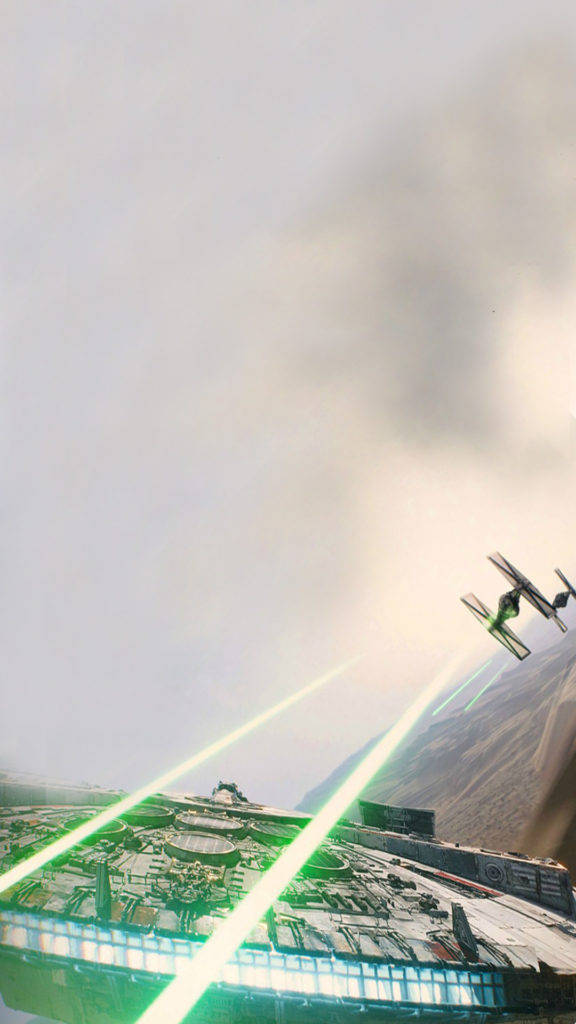 star wars iPhone 7 桌布 壁紙 — 一架TIE戰鬥機在煙霧和沙漠地形中向千年鷹號發射綠色雷射。