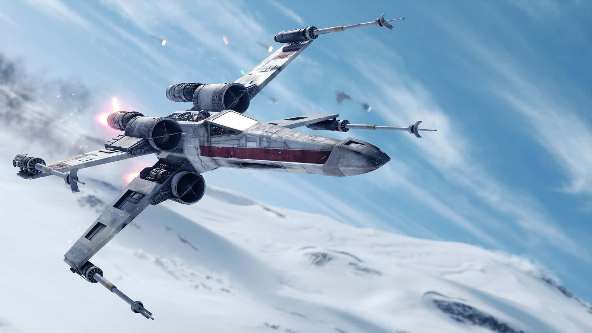 X-wing Fighter 桌布 壁紙 — 一架X翼戰機在明亮的藍天和條紋雲彩下，動態地翱翔於積雪覆蓋的山脈之上。