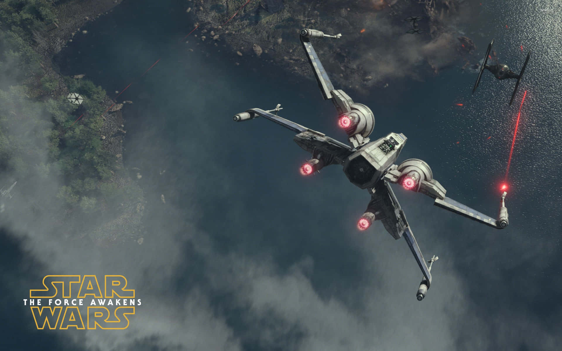 X-wing Fighter 桌布 壁紙 — 一架X翼戰機在森林星球上空向TIE戰機發射紅色雷射，下方有煙霧和爆炸。