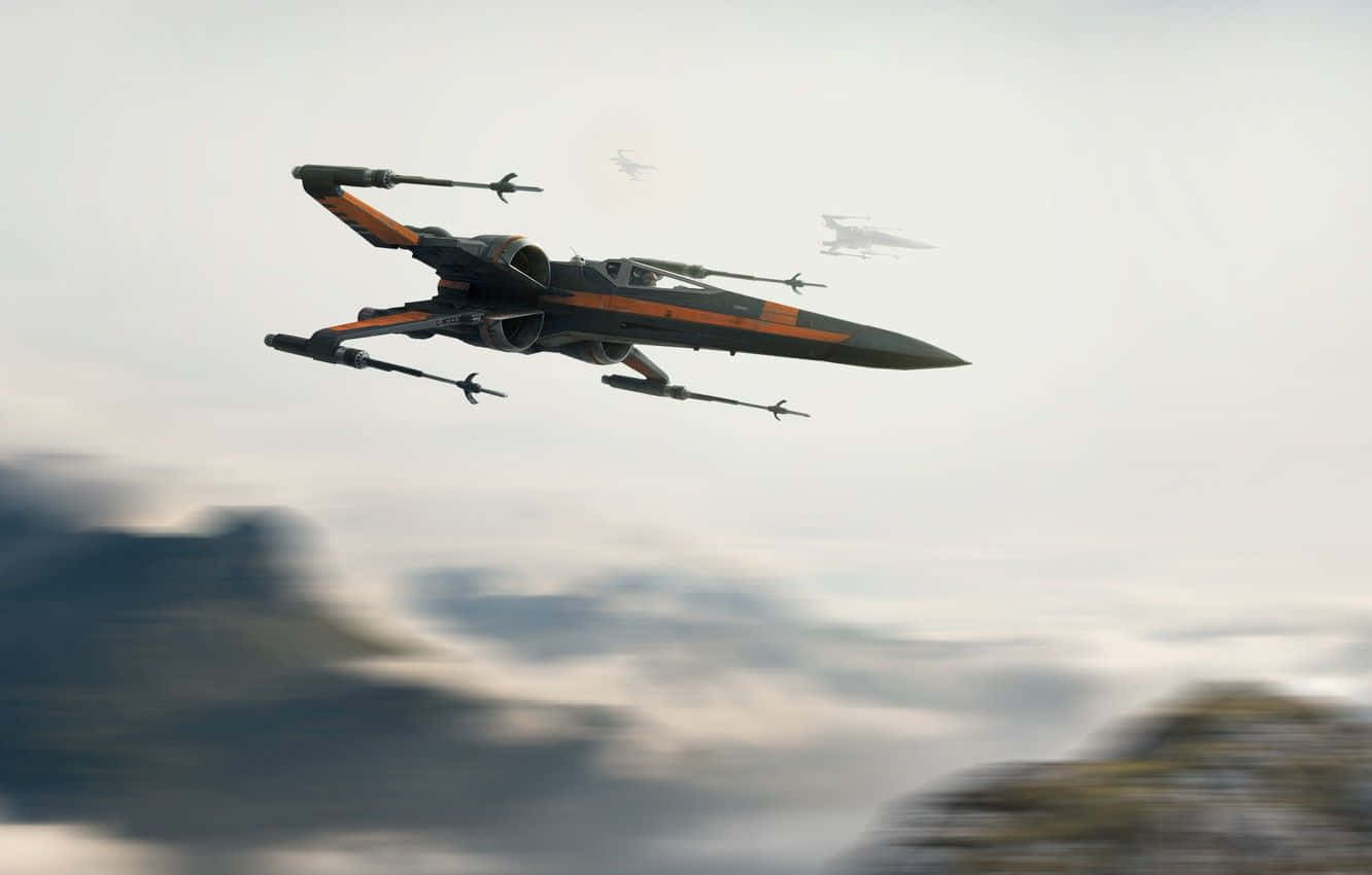 X-wing Fighter 桌布 壁紙 — 一架X翼星際戰鬥機在雲霧繚繞的天空中翱翔，遠方有船隻在朦朧的地平線後方尾隨。