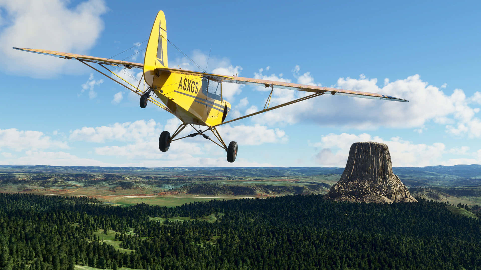 1080p Microsoft Flight Simulator 桌布 壁紙 — 一架亮黃色單引擎飛機在藍天白雲下，翱翔於一個擁有獨特岩層的森林山谷之上。