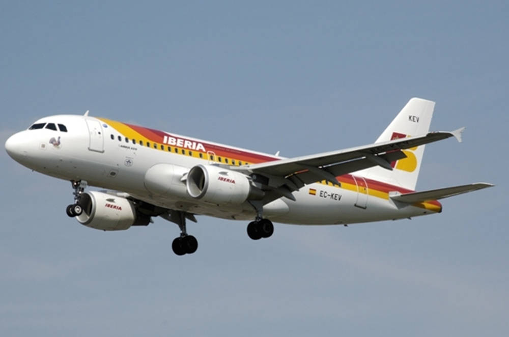 Blue Sky 桌布 壁紙 — 一架伊比利亞航空空巴A320放下起落架，在日間飛行中翱翔於清澈的藍天。