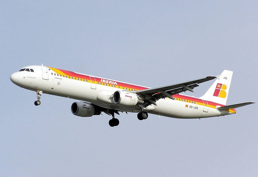 Blue Sky 桌布 壁紙 — 一架伊比利亞航空空巴A320放下起落架，在清澈淡藍的天空中翱翔。
