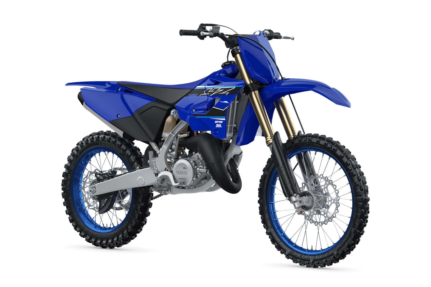 越野摩托車 桌布 壁紙 — 一架充滿活力的藍色Yamaha越野摩托車，配備金色前叉和粒狀輪胎，在潔淨的白色背景前蓄勢待發。