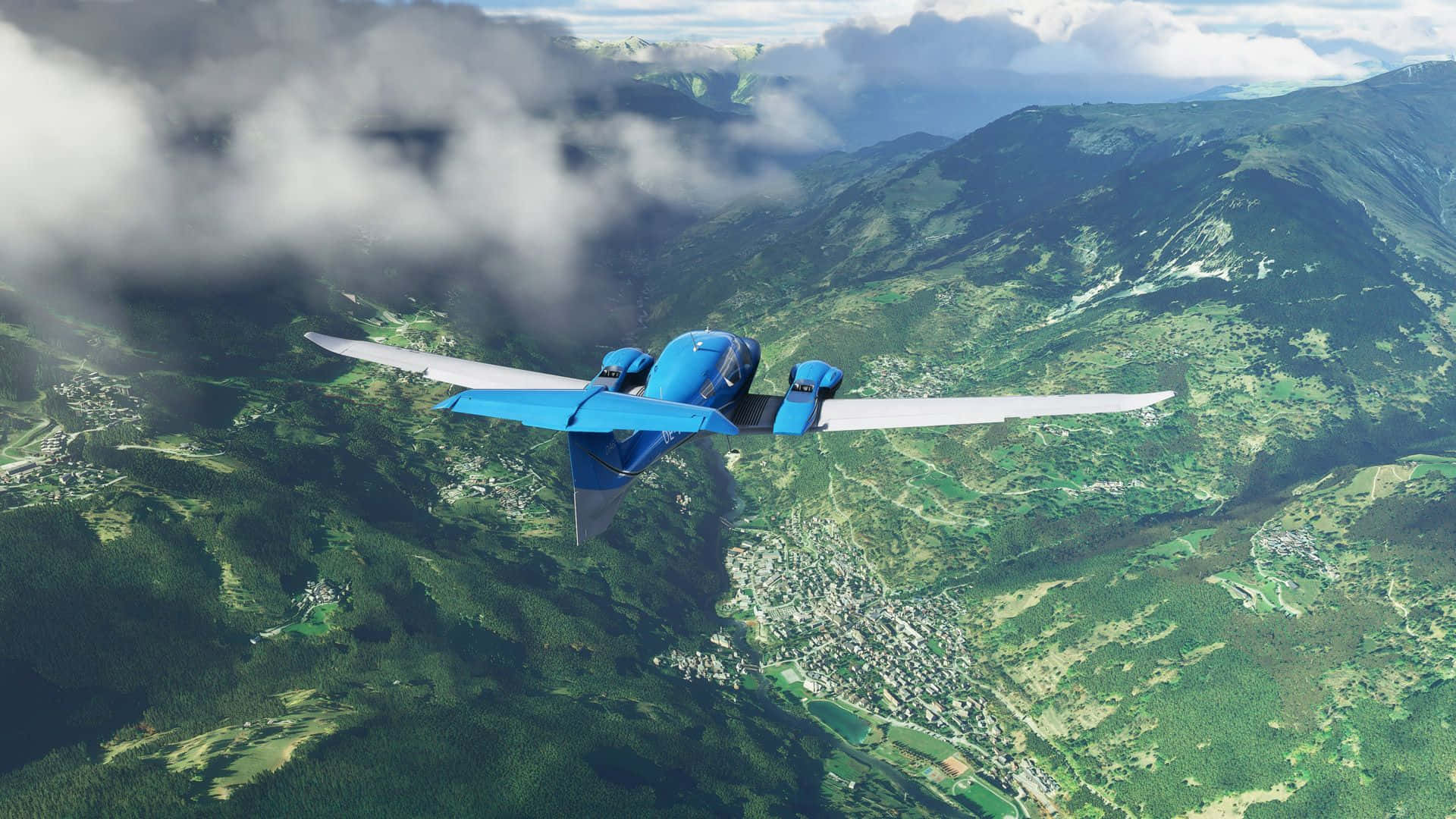 1080p Microsoft Flight Simulator 桌布 壁紙 — 一架充滿活力的藍色復古飛機在雲霧繚繞的翠綠山巒上空翱翔。