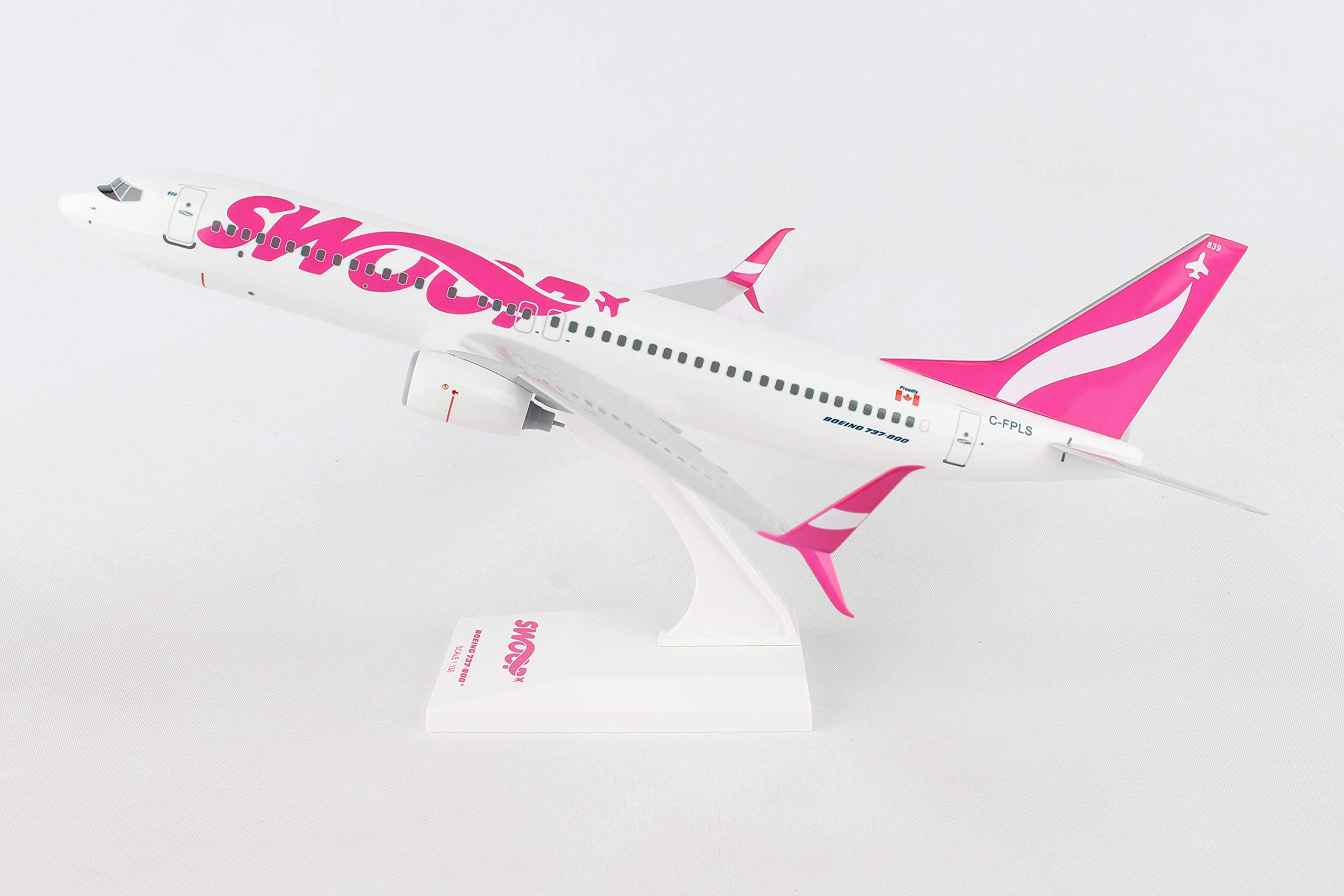 Plane 桌布 壁紙 — 一架光滑的白色和粉紅色酷航波音787-9模型飛機，展示在白色支架上，背景為純色。