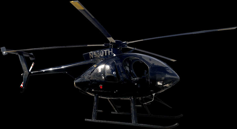 Aircraft 桌布 壁紙 — 一架光滑的黑色直升機，註冊號為N530TH，在純黑色背景下孤立，其旋翼葉片準備就緒。