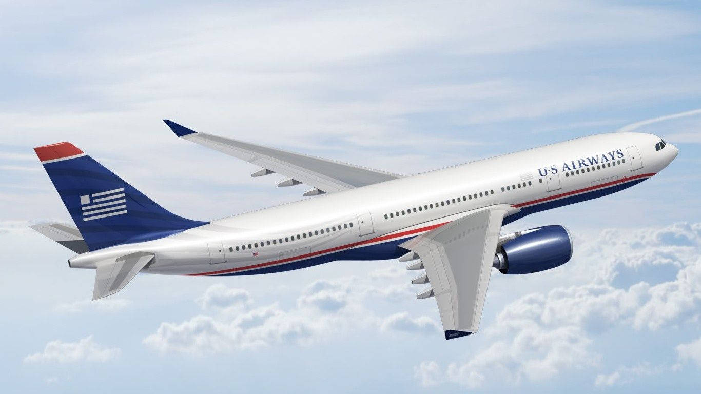 飛機 桌布 壁紙 — 一架全美航空的空中巴士A330在明亮的藍天下優雅地翱翔於蓬鬆的白雲之上。