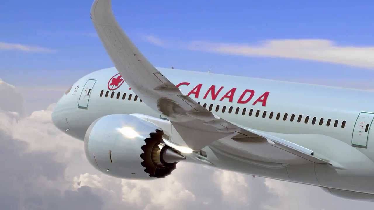 飛機 桌布 壁紙 — 一架加拿大航空公司的噴射機在晴朗的藍天下，引擎發光，翱翔於蓬鬆的白雲之上。
