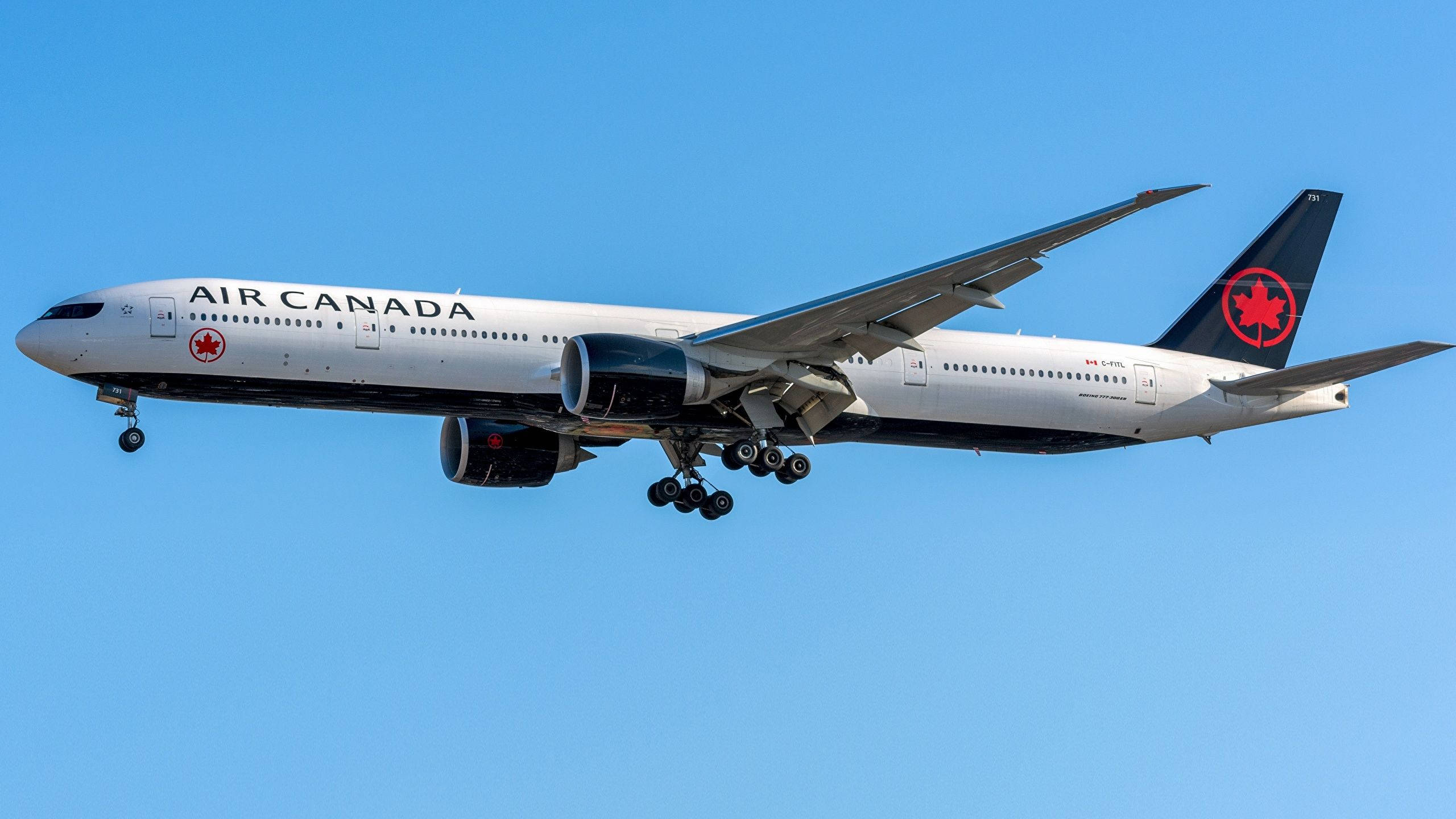 Plane 桌布 壁紙 — 一架加拿大航空波音777在晴朗藍天下降落，起落架已放下。