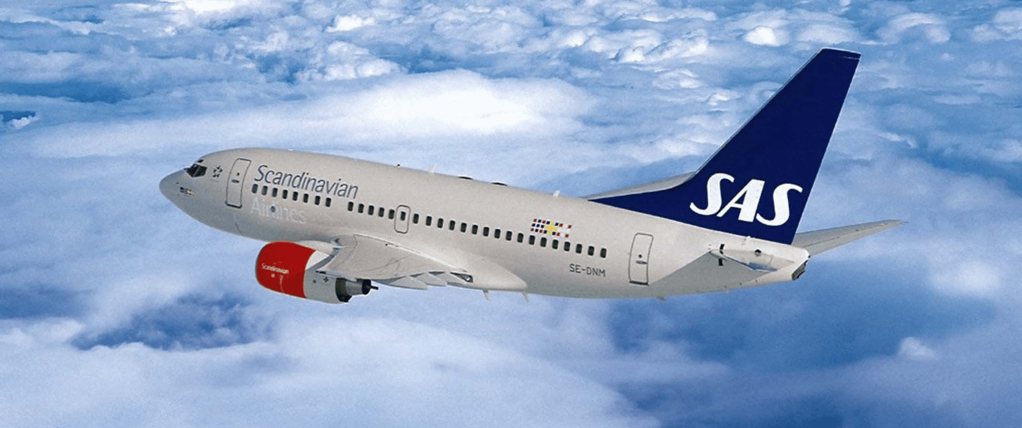 Plane 桌布 壁紙 — 一架北歐航空的波音噴射機在明亮的藍天下優雅地翱翔於蓬鬆的白雲之上。
