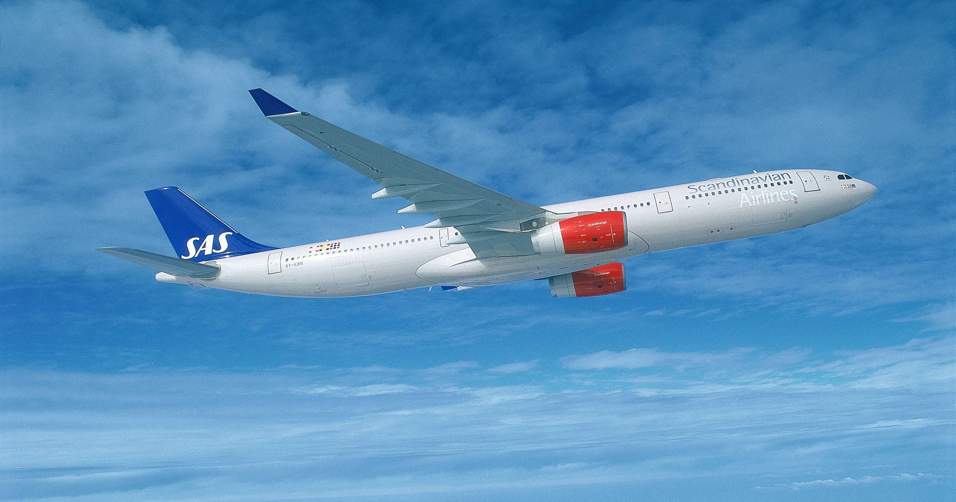 Norway 桌布 壁紙 — 一架北歐航空的空中巴士A330在點綴著蓬鬆白雲的明亮藍天中優雅翱翔。
