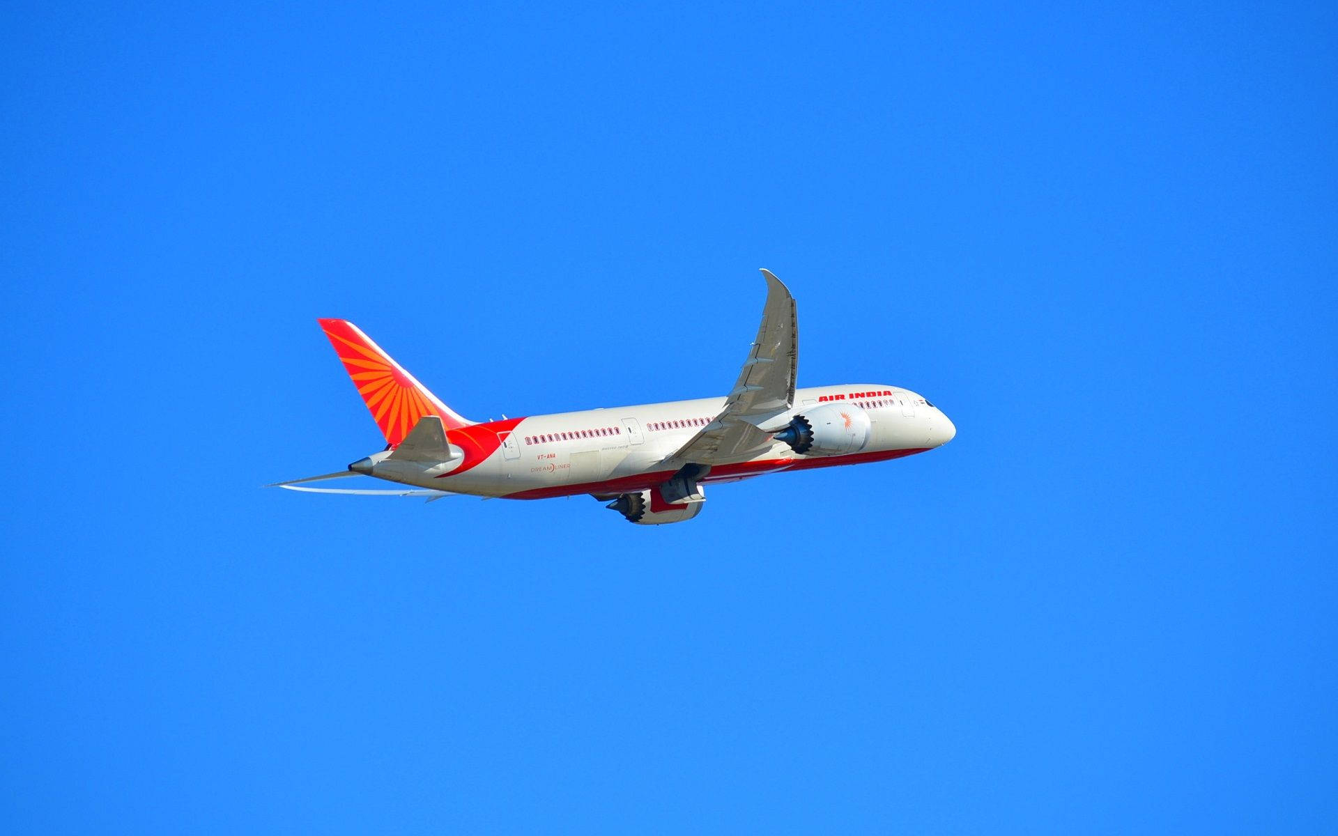 印度 桌布 壁紙 — 一架印度航空波音787夢想客機在無雲的鮮豔藍天中優雅翱翔。