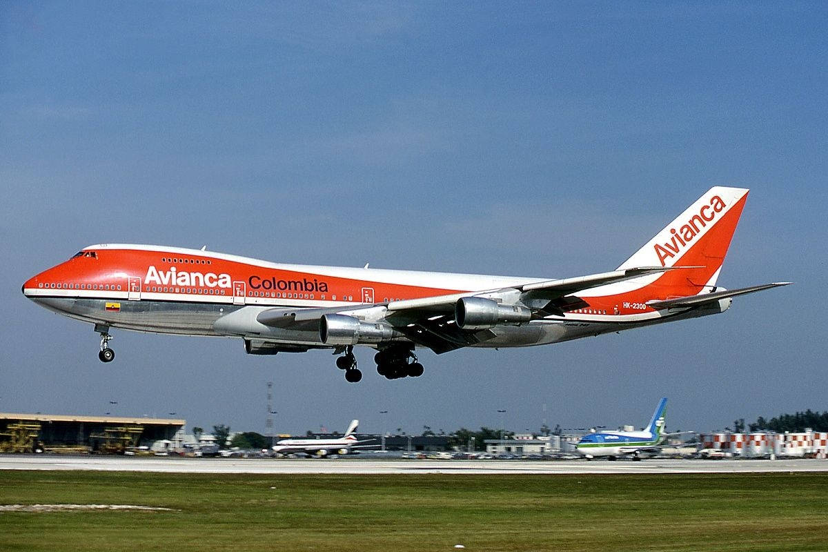 Plane 桌布 壁紙 — 一架哥倫比亞航空波音747在晴朗藍天下從機場跑道起飛。