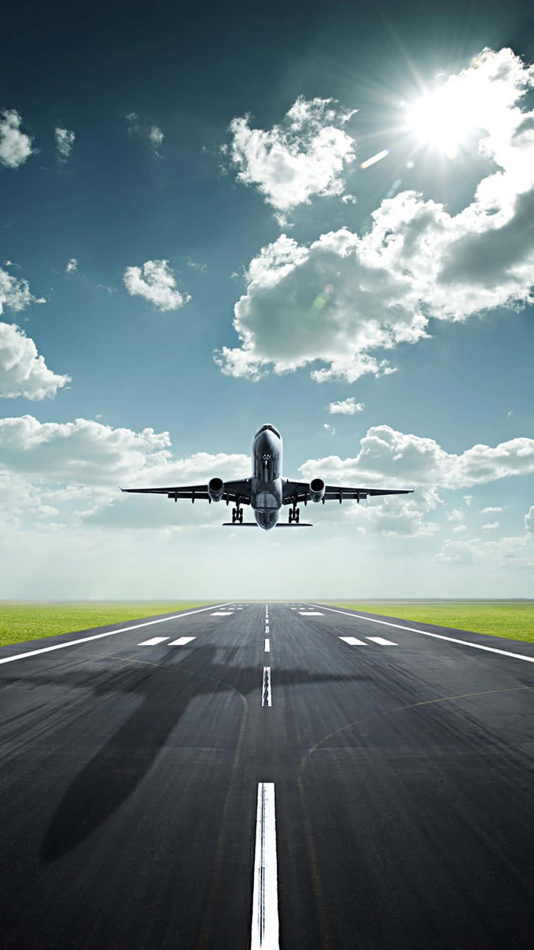 Plane 桌布 壁紙 — 一架商用飛機在明亮的陽光和散落的雲朵下從跑道上升起。