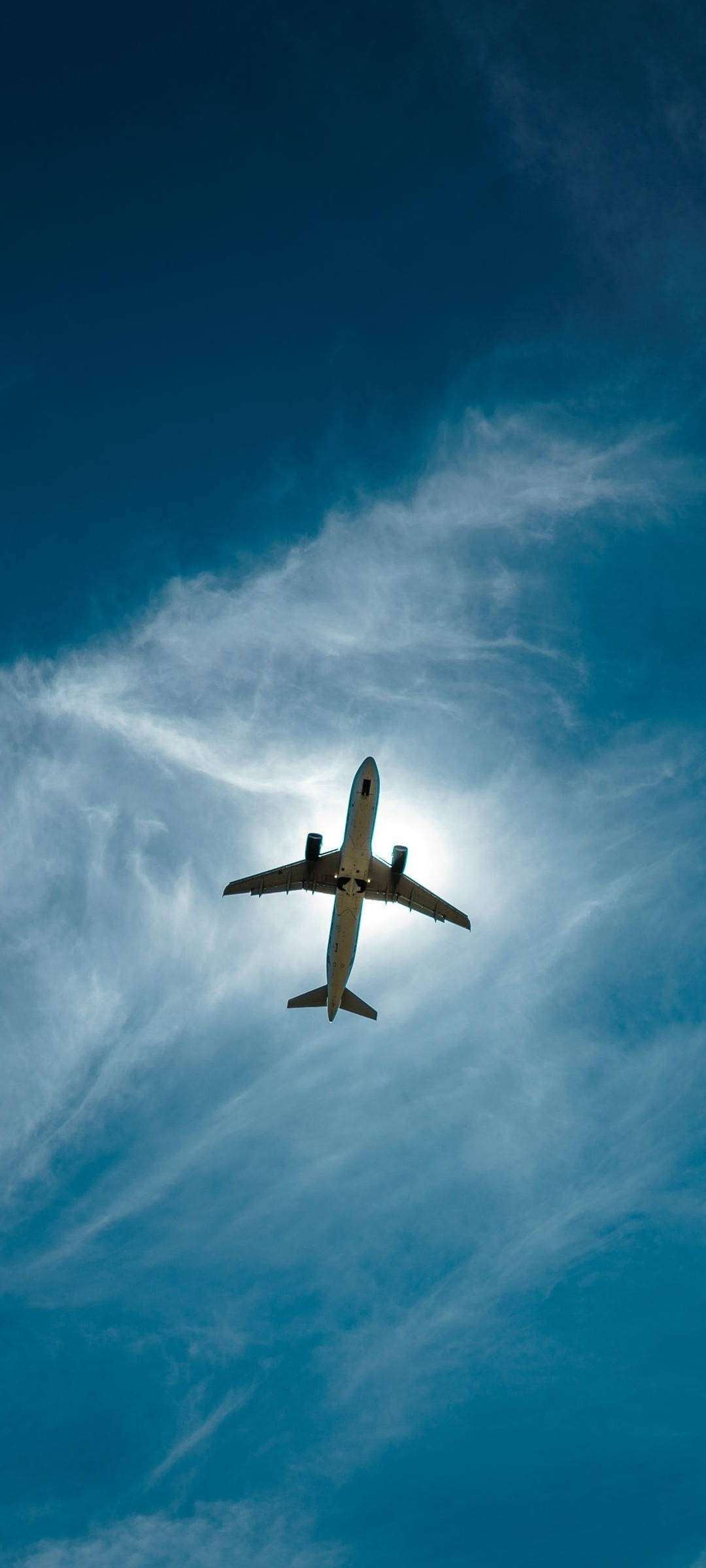 Plane 桌布 壁紙 — 一架商用飛機在藍天白雲中翱翔，天空湛藍，白雲如絲。