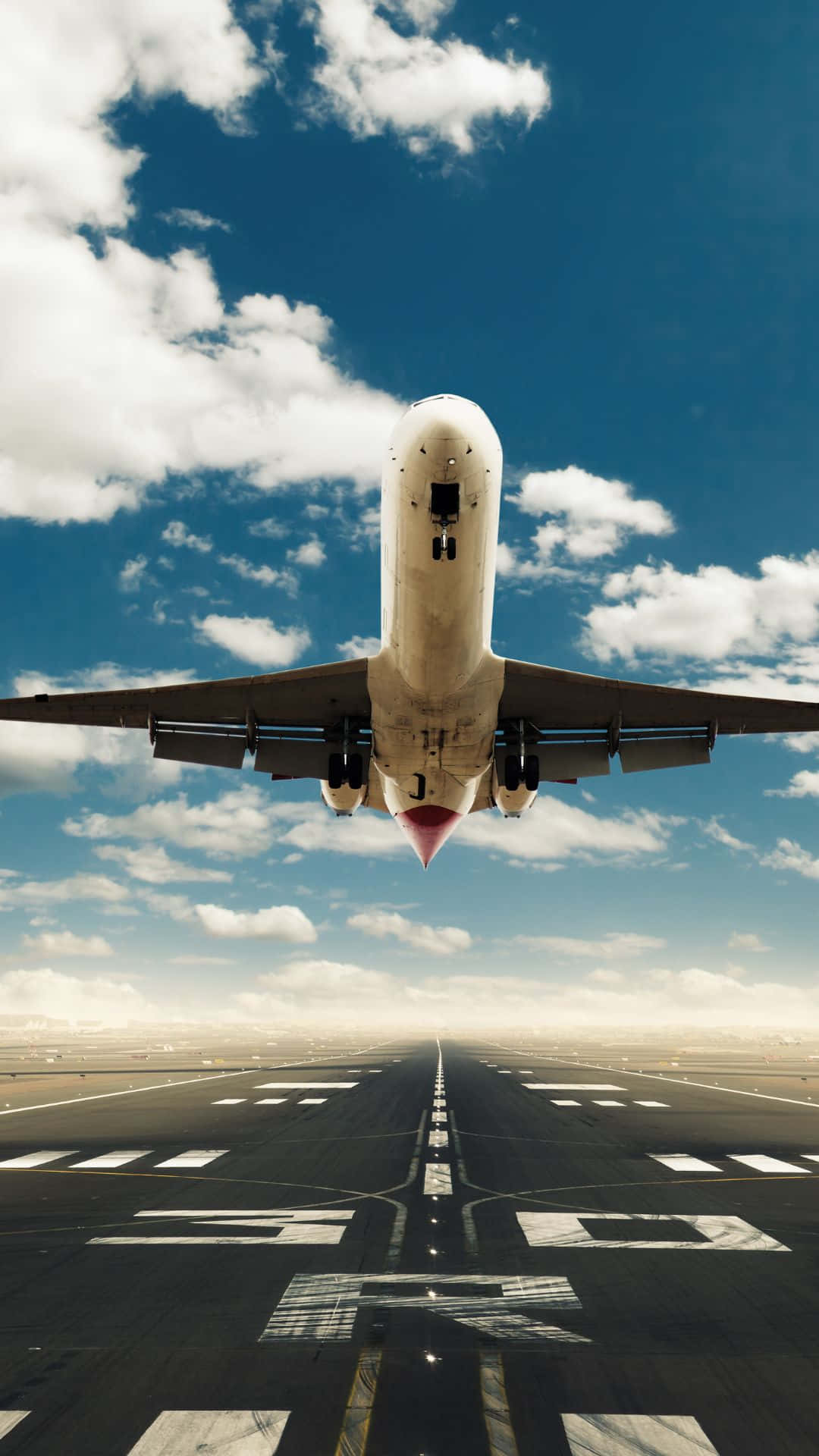 飛機在藍天白雲下接近跑道 — 飛機 壁紙