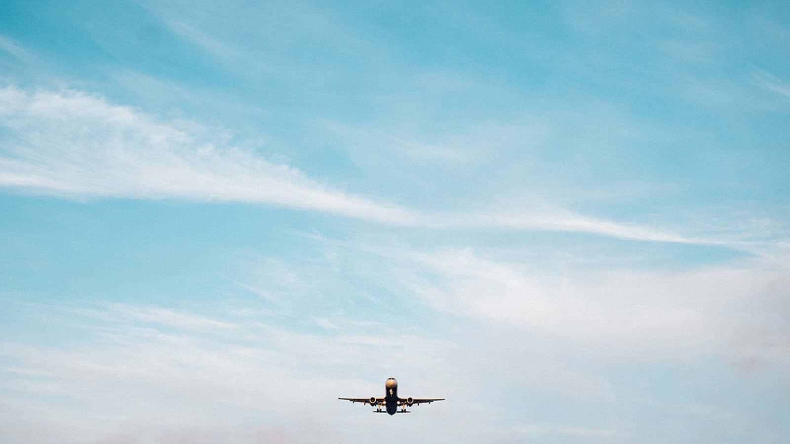 Aviation 桌布 壁紙 — 一架商用飛機攀升到廣闊的藍天，天空中有細緻的白雲。