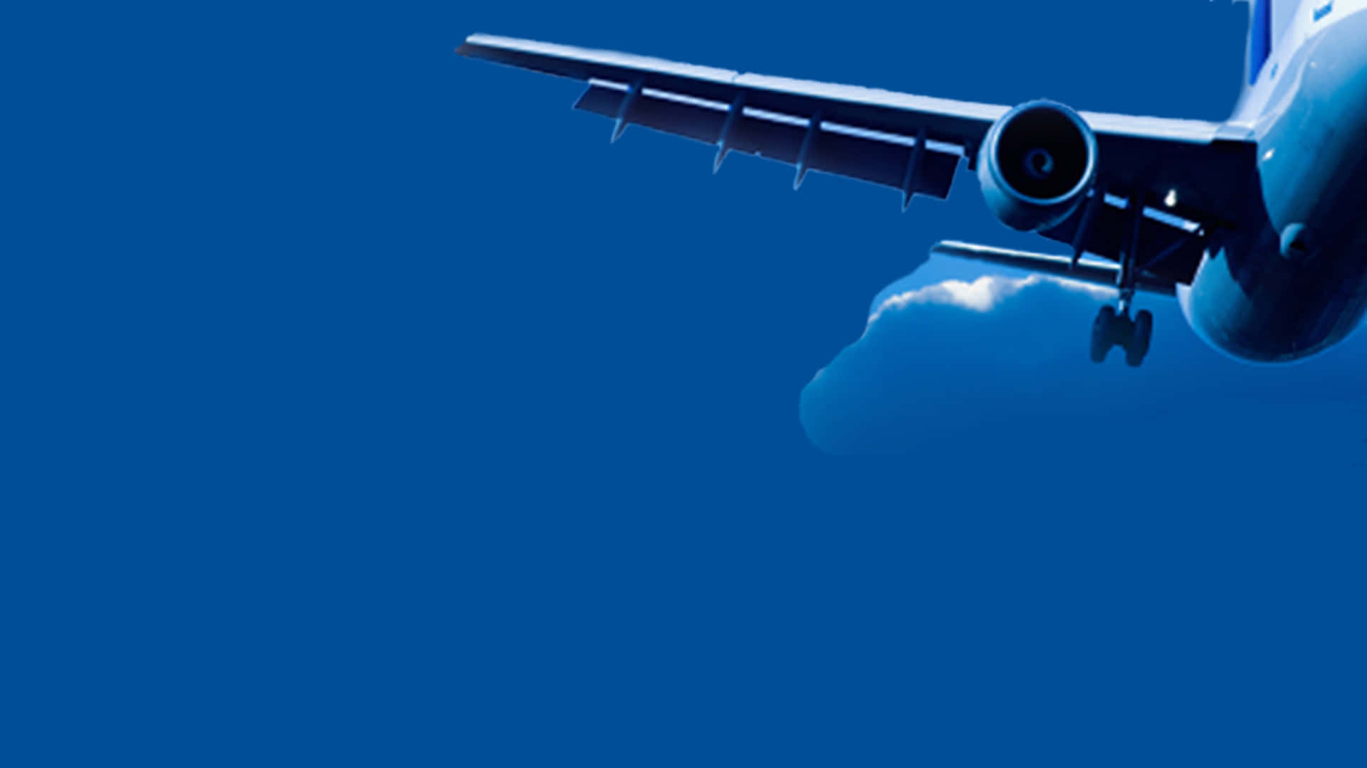 Aviation 桌布 壁紙 — 一架商用飛機的機翼和引擎劃過深藍色的天空，留下一道柔和的白色的蒸氣痕跡。