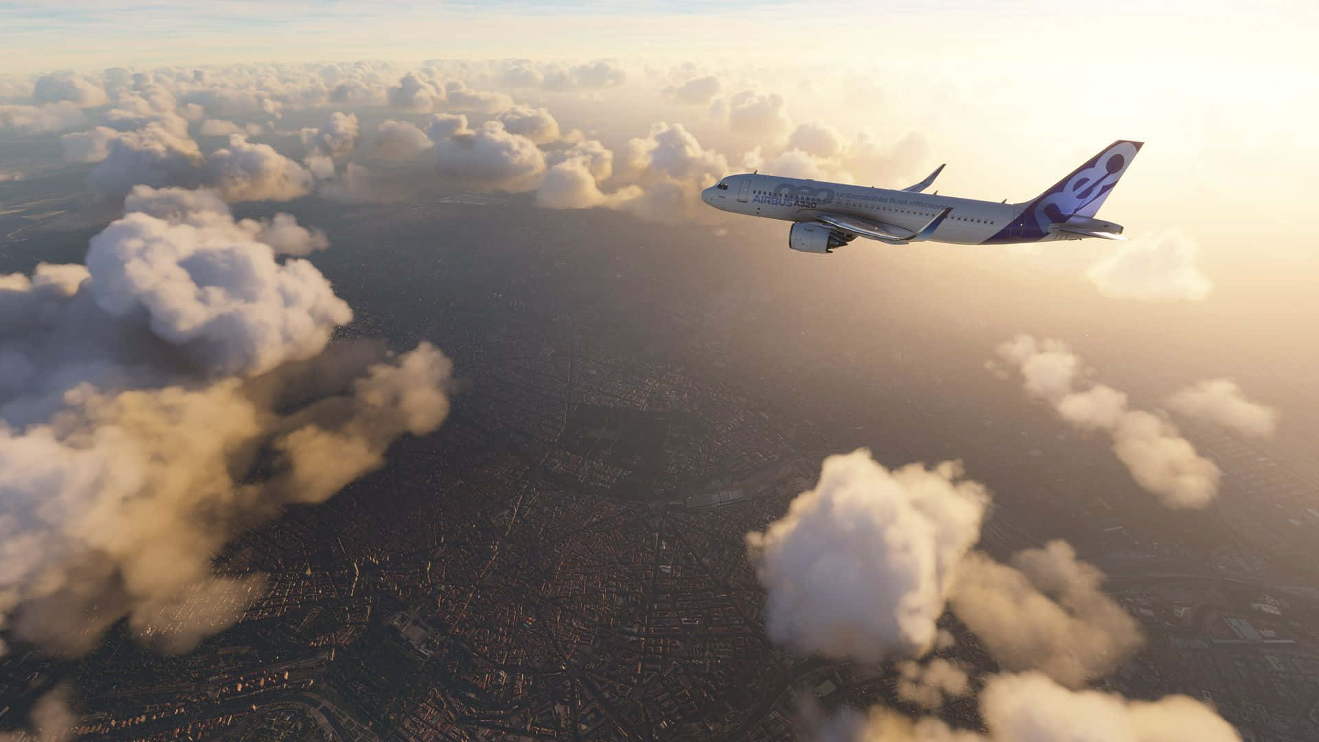 1080p Microsoft Flight Simulator 桌布 壁紙 — 一架商用飛機翱翔在蓬鬆的雲層之上，下方是沐浴在金色夕陽餘暉中的廣闊城市景觀。