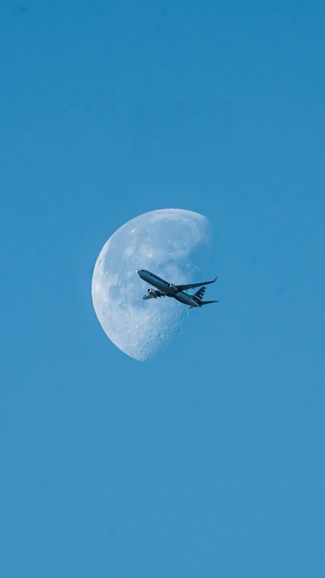 飛機在藍天中靠近月亮飛行 — 飛機 壁紙