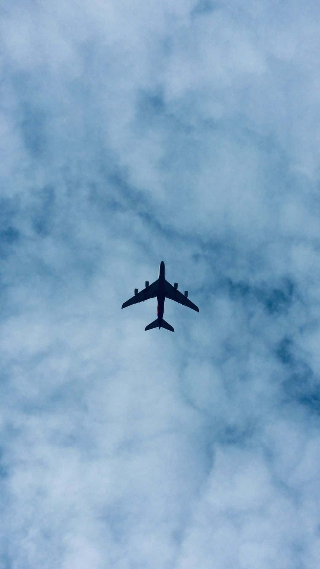 飛機穿過多雲天空的剪影。 — 飛機 壁紙