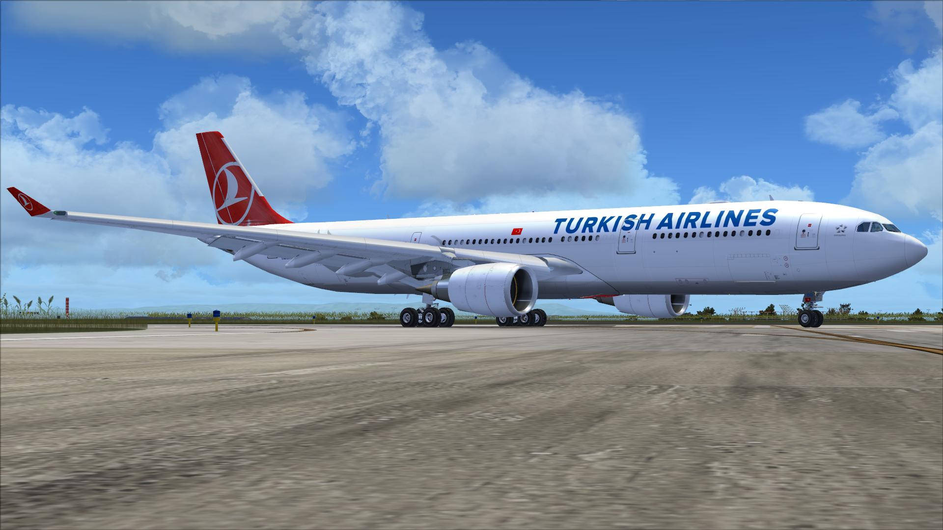  壁紙 — 一架土耳其航空的空中巴士A330停泊在跑道上，天空湛藍，白雲朵朵。