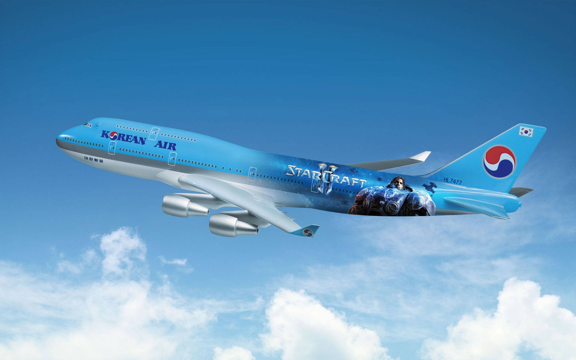 飛機 桌布 壁紙 — 一架塗有星海爭霸藝術圖案的大韓航空波音747在點綴著蓬鬆白雲的明亮藍天中翱翔。