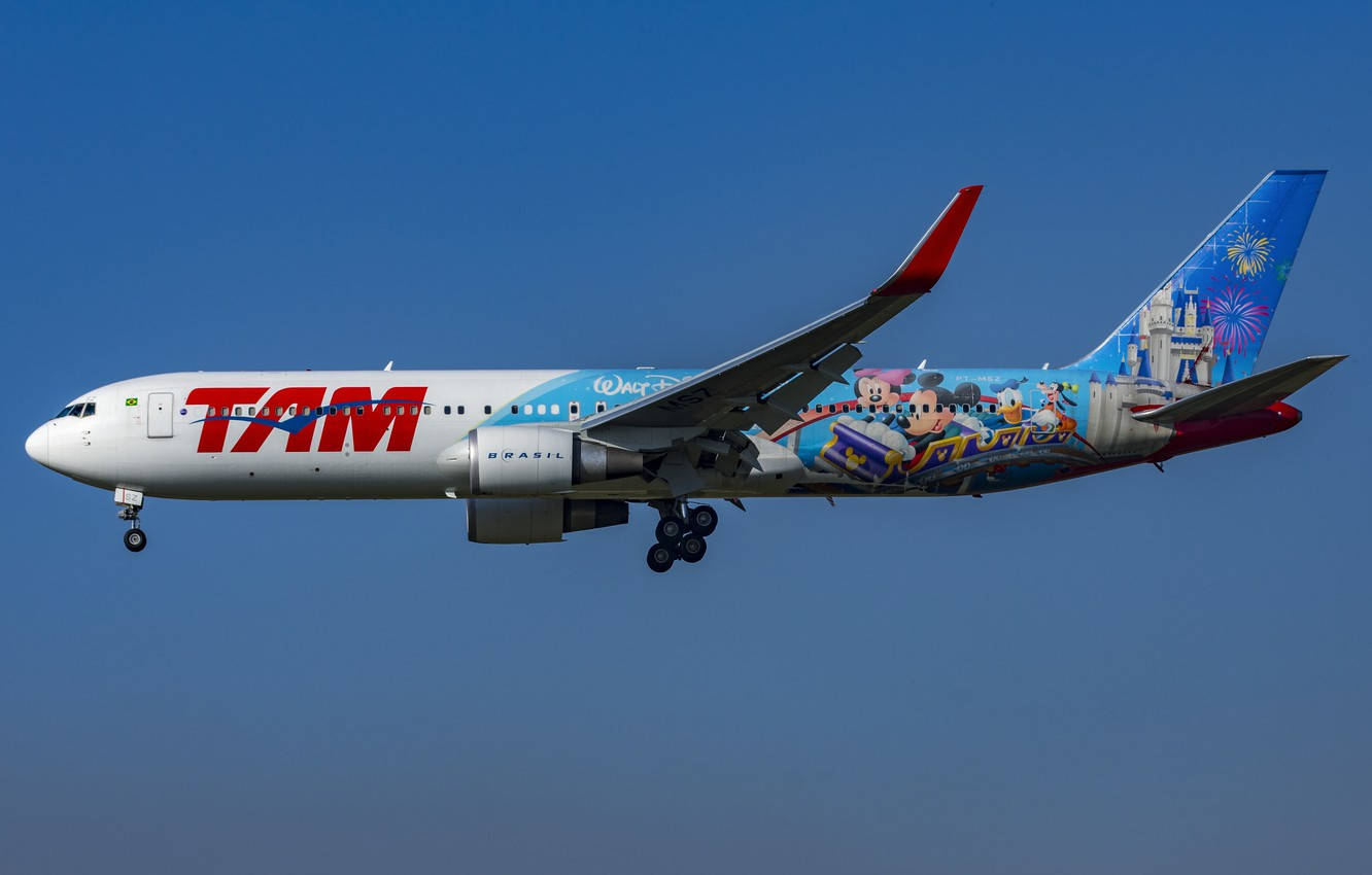 飛機 桌布 壁紙 — 一架塗有迪士尼角色圖案的TAM航空波音737在晴朗藍天中翱翔。