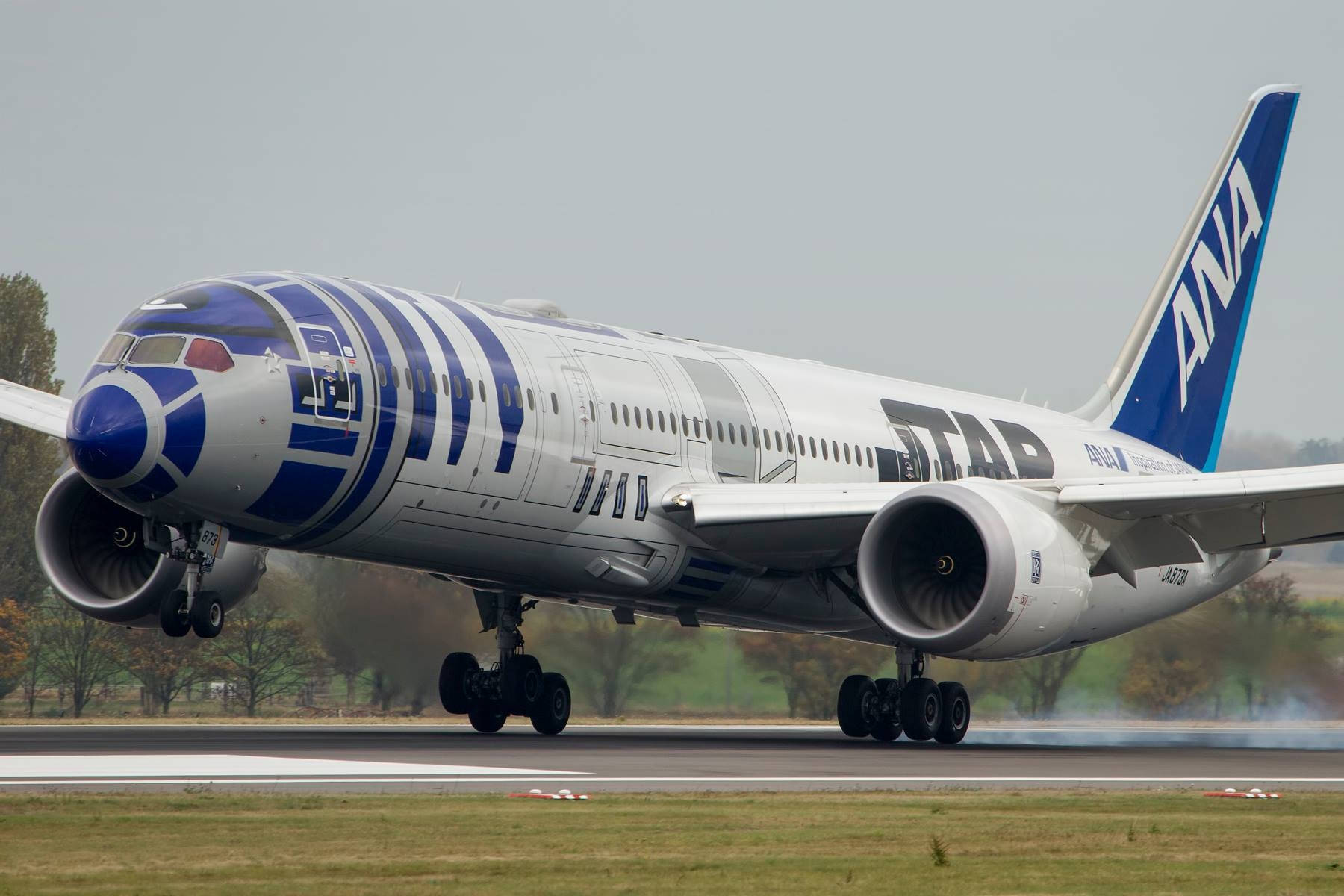 Airport 桌布 壁紙 — 一架塗裝成《星際大戰》R2-D2 的波音 787 夢幻客機，在陰天下的跑道上滑行。