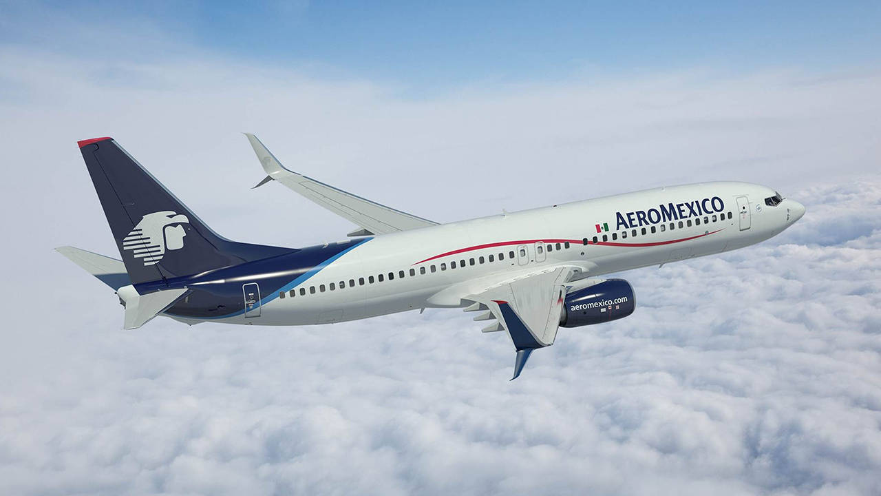 Plane 桌布 壁紙 — 一架墨西哥航空客機在晴朗藍天下優雅地翱翔於大片蓬鬆白雲之上。