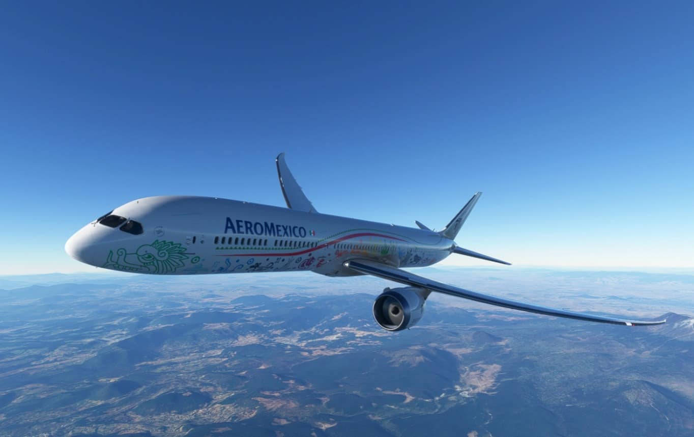 Plane 桌布 壁紙 — 一架墨西哥航空的飛機在晴朗藍天下翱翔於山區地形之上。
